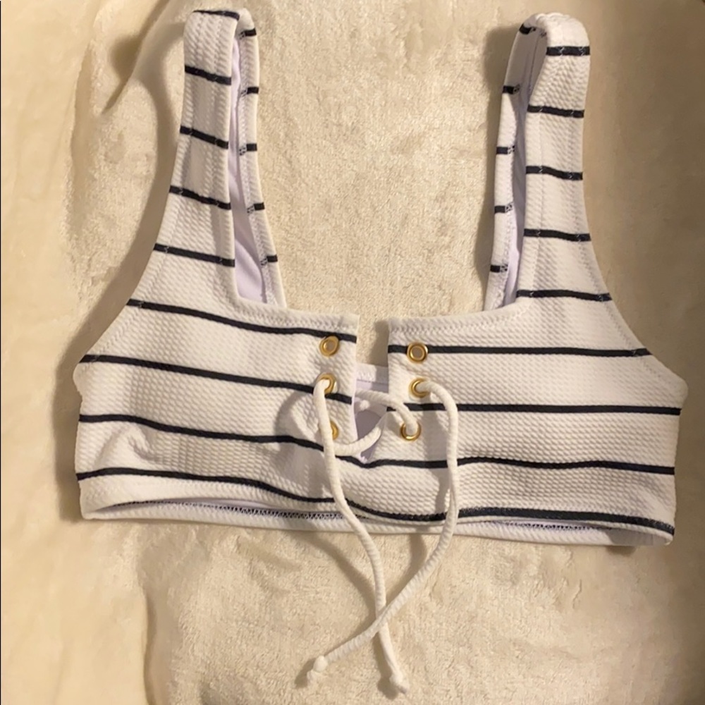 Bikini (2 tops and 1 bottom)